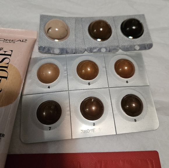 Light Medium foundation and highlighter samples: L'Oreal, Tirtir, MUF, Dior - Picture 3 of 5